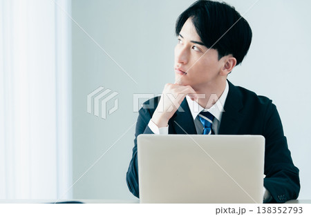 パソコン作業をする若いビジネスマン パソコン作業をする若いビジネスマン 138352793