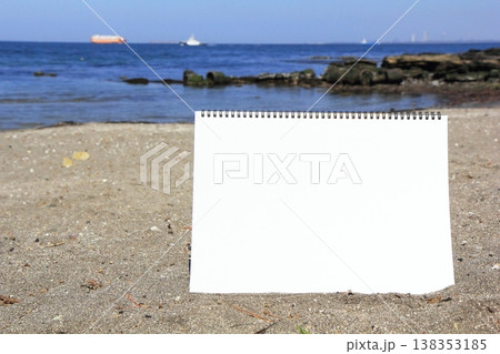 コピースペースに使える白紙のスケッチブックと海岸 138353185