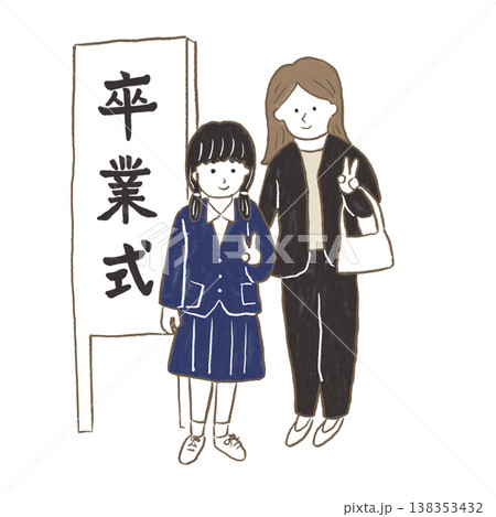 女の子とお母さんが学校の卒業式に出席している 138353432