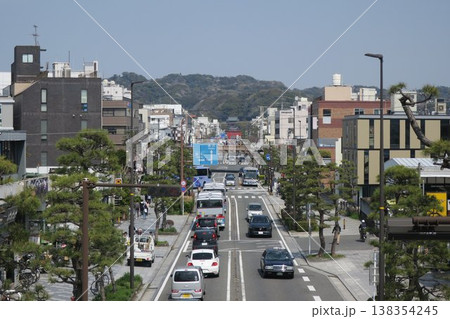 鎌倉市のメイン通り若宮大路、鶴岡八幡宮方面 138354245