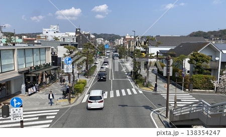 鎌倉市のメイン通り若宮大路、鶴岡八幡宮方面 鎌倉市のメイン通り若宮大路、鶴岡八幡宮方面 138354247