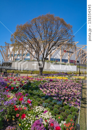 春の名城公園、花たちが咲き乱れる名城公園フラワープラザ〈愛知県名古屋市〉 春の名城公園、花たちが咲き乱れる名城公園フラワープラザ〈愛知県名古屋市〉 138354345