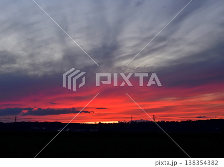 夕日が染めた雲 夕日が染めた雲 138354382