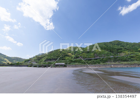 青空の宮崎県日南市山王の浜を走るJR九州日南線キハ40 青空の宮崎県日南市山王の浜を走るJR九州日南線キハ40 138354497