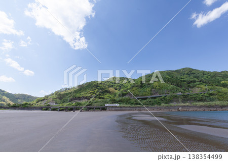 青空の宮崎県日南市山王の浜を走るJR九州日南線キハ40 青空の宮崎県日南市山王の浜を走るJR九州日南線キハ40 138354499