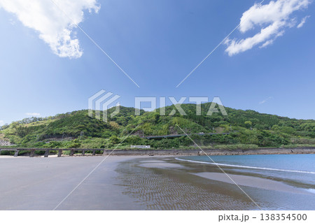 青空の宮崎県日南市山王の浜を走るJR九州日南線キハ40 138354500