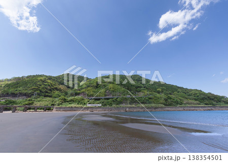 青空の宮崎県日南市山王の浜を走るJR九州日南線キハ40 138354501