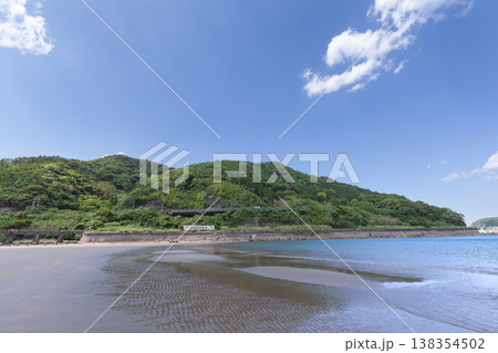 青空の宮崎県日南市山王の浜を走るJR九州日南線キハ40 青空の宮崎県日南市山王の浜を走るJR九州日南線キハ40 138354502