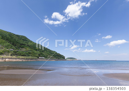青空の宮崎県日南市山王の浜を走るJR九州日南線キハ40 青空の宮崎県日南市山王の浜を走るJR九州日南線キハ40 138354503