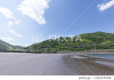 青空の宮崎県日南市山王の浜を走るJR九州日南線キハ40 138354506