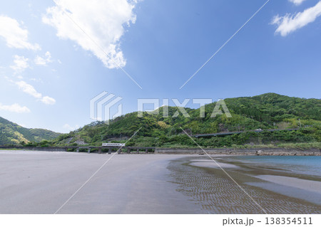 青空の宮崎県日南市山王の浜を走るJR九州日南線キハ40 青空の宮崎県日南市山王の浜を走るJR九州日南線キハ40 138354511