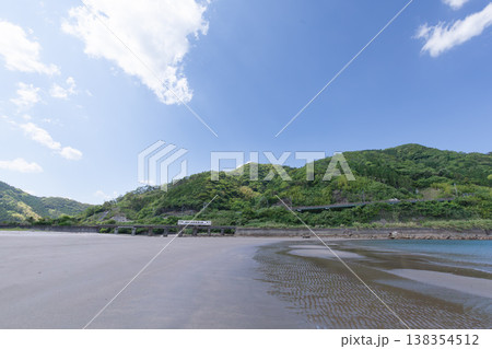 青空の宮崎県日南市山王の浜を走るJR九州日南線キハ40 青空の宮崎県日南市山王の浜を走るJR九州日南線キハ40 138354512