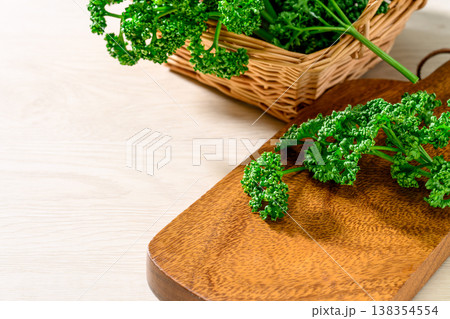 木製ボードに置いた緑鮮やかなパセリ 138354554