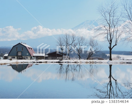 静岡県　雪の降った朝のふもとっぱら　3月 138354634
