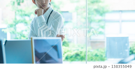 考える会社員 考える会社員 138355049