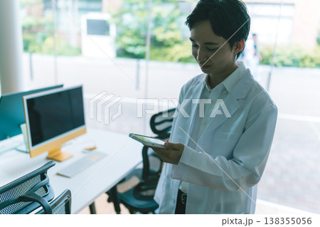 白衣の男性タブレット操作 白衣の男性タブレット操作 138355056