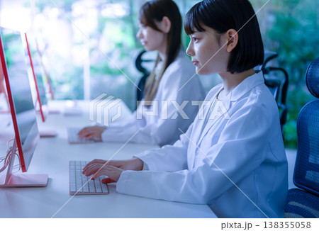 研究員がPC作業 138355058