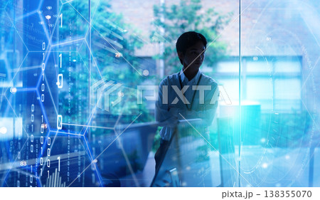 窓際で腕組みする男性 138355070