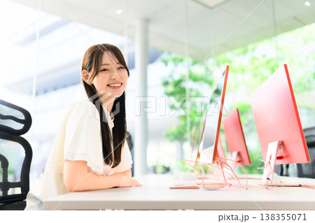 明るい職場で微笑む女性 138355071