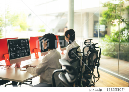 女性二人がPC作業 138355074