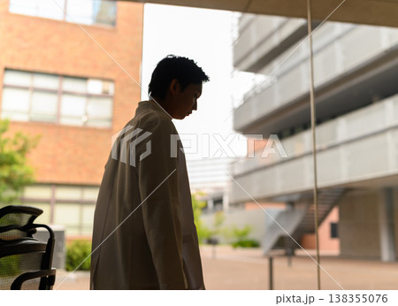 白衣の人物が歩く 138355076