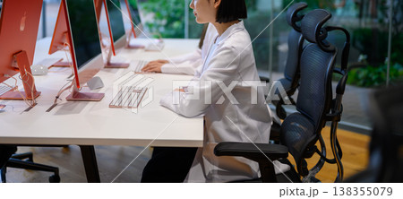 研究室でPC作業する女性 138355079