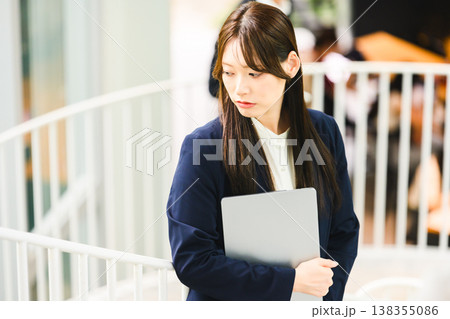 ノートPC持つ女性の憂鬱 ノートPC持つ女性の憂鬱 138355086