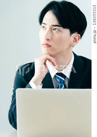 パソコン作業をする若いビジネスマン パソコン作業をする若いビジネスマン 138355315