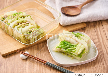 豚バラと白菜の重ね蒸し 取り分けした家庭料理 138355442