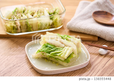 豚バラと白菜の重ね蒸し 取り分けした家庭料理 138355448