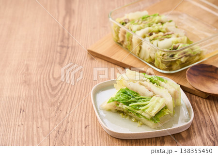 豚バラと白菜の重ね蒸し 取り分けした家庭料理 138355450