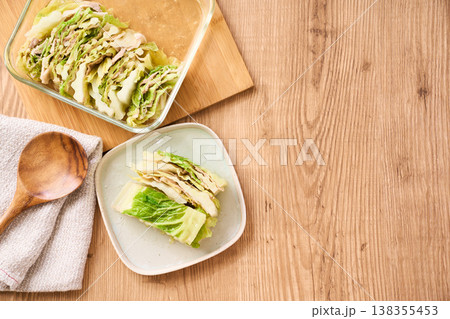 豚バラと白菜の重ね蒸し 取り分けした家庭料理 豚バラと白菜の重ね蒸し 取り分けした家庭料理 138355453