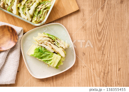 豚バラと白菜の重ね蒸し 取り分けした家庭料理 138355455