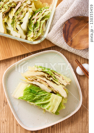 豚バラと白菜の重ね蒸し 取り分けした家庭料理 138355459