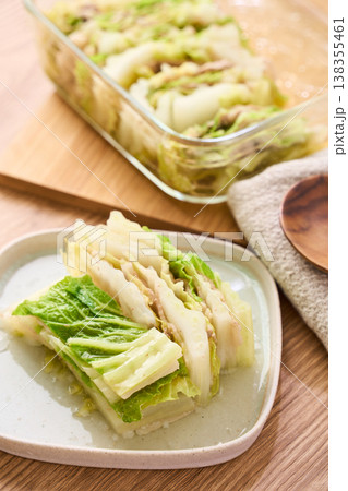 豚バラと白菜の重ね蒸し 取り分けした家庭料理 豚バラと白菜の重ね蒸し 取り分けした家庭料理 138355461