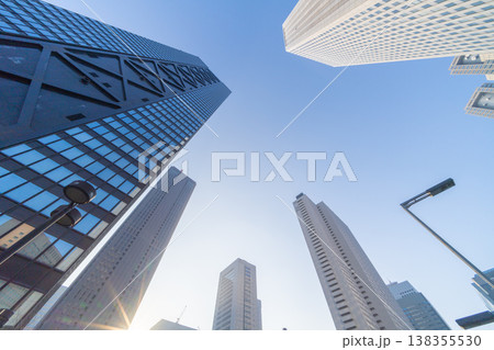 就職や転勤の季節にふさわしい青空とはばたく新宿高層ビル群 138355530