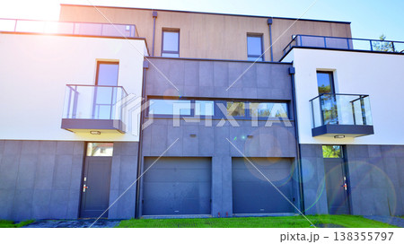Terraced family homes in newly developed housing estate. The real estate market in the suburbs. New single family houses in a new development area. Residential homes with modern facade. Terraced family homes in newly developed housing estate. The real estate market in the suburbs. New single family houses in a new development area. Residential homes with modern facade. 138355797