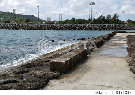 海岸沿いに続く道 138356038