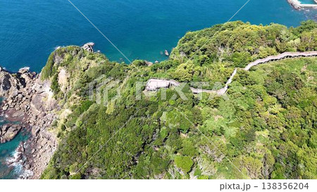 【空撮】駿河湾を見下ろす西伊豆・恋人岬の展望台と豊かな自然 【空撮】駿河湾を見下ろす西伊豆・恋人岬の展望台と豊かな自然 138356204