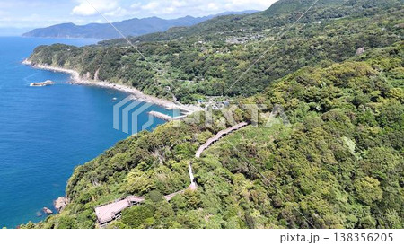 【空撮】森を縫うように続く木製遊歩道と西伊豆・恋人岬の絶景 【空撮】森を縫うように続く木製遊歩道と西伊豆・恋人岬の絶景 138356205