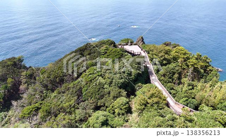 【空撮】西伊豆・恋人岬の展望台へと続く木製の遊歩道と広大な海 【空撮】西伊豆・恋人岬の展望台へと続く木製の遊歩道と広大な海 138356213