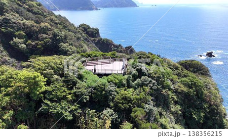 【空撮】豊かな緑に囲まれた西伊豆・恋人岬の展望デッキと青い海 【空撮】豊かな緑に囲まれた西伊豆・恋人岬の展望デッキと青い海 138356215