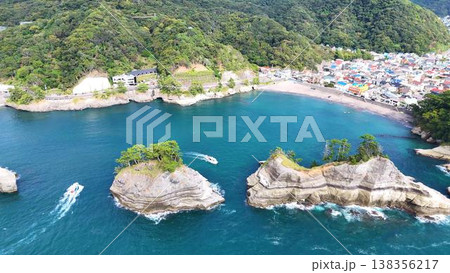【空撮】穏やかな入り江と白砂のビーチが広がる西伊豆・堂ヶ島の海景 【空撮】穏やかな入り江と白砂のビーチが広がる西伊豆・堂ヶ島の海景 138356217