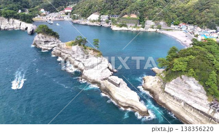 【空撮】西伊豆・堂ヶ島「三四郎島」と海岸をつなぐトンボロの風景 138356220