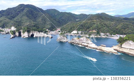 【空撮】美しい海岸線と山並みが広がる西伊豆・堂ヶ島の全景 138356221