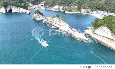 【空撮】トンボロ現象で知られる西伊豆・堂ヶ島「三四郎島」の絶景 【空撮】トンボロ現象で知られる西伊豆・堂ヶ島「三四郎島」の絶景 138356222
