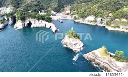 【空撮】西伊豆・堂ヶ島の美しい島々と青い海を行く遊覧船の絶景 138356224