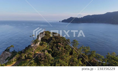 【空撮】富士山と駿河湾を望む絶景、西伊豆・黄金崎の岬と遊歩道 【空撮】富士山と駿河湾を望む絶景、西伊豆・黄金崎の岬と遊歩道 138356229