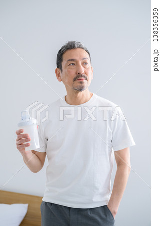 自室でプロテインを持つ日本人男性 138356359