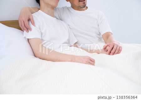 パートナーとベッドで肩を組む日本人男性 パートナーとベッドで肩を組む日本人男性 138356364